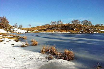 Lac gelé sur l'Aubrac, entre Laguiole et le village d'Aubrac