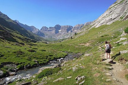 Randonneurs sur le chemin en direction du Cirque d'Estaubé, Pyrénées