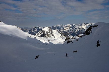 La montée en ski de randonnée continue