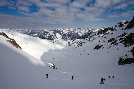 La montée au dessus du lac de la Glère continue