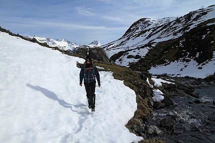 Passage dans la neige sur la randonnée le long du gave d'Aspé