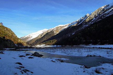Le Lac d'Estaing gelé et enneigé