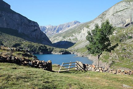 Lac des Gloriettes devant le cirque d'Estaubé