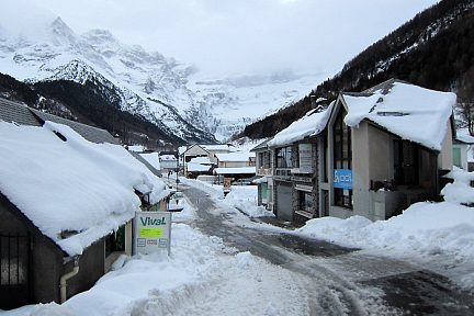 Centre ville de Gavarnie sous la neige