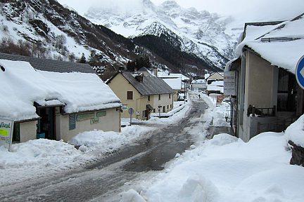 Centre ville de Gavarnie sous la neige