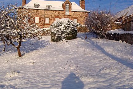 Randonnée en Aveyron, hameau enneigé