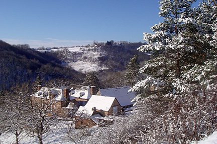 Randonnée en Aveyron, vu du hameau enneigé d'en haut
