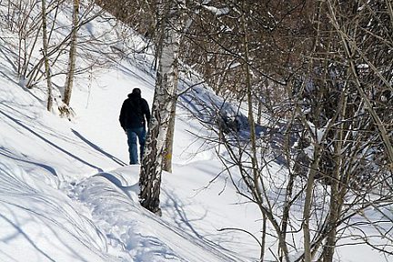 Nous progressons dans la neige poudreuse