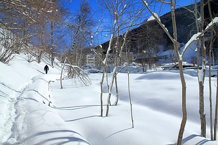 Nous marchons dans la neige vers Barèges
