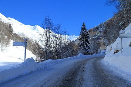 La route qui monte vers la station de Barèges