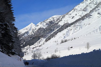Vallée de lumière sous la neige