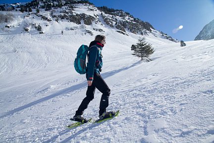 Randonnée en raquettes à neige : progression sur neige dure
