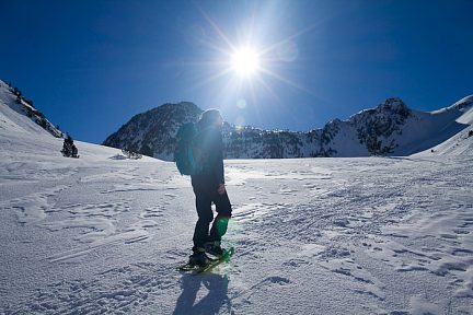 Randonnée en raquettes à neige sous le soleil