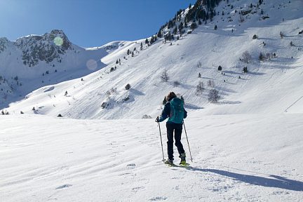 On aperçoit le col au dessus du  lac dets Coubous