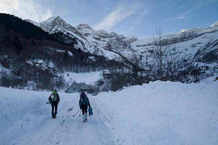 Raquettes à neige vers les cascades de glace du cirque de Gavarnie
