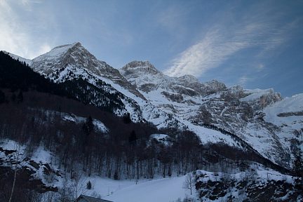 L'Astazou et la muraille du cirque de Gavarnie dans l'ombre