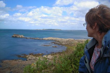 Madeleine scrute la mer et ses îles en Bretagne