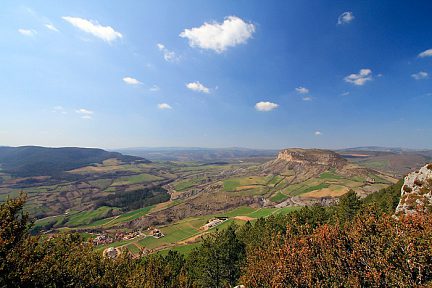 Le Puech de Sueges depuis la forêt domaniale de Rivière sur Tarn