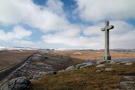 Croix au-dessus du lac de Saint-Andéol, plateau de l'Aubrac