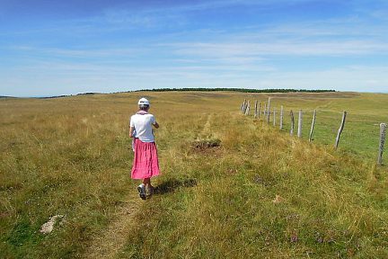 Randonneuse à côté du Signal de Mailhebiau, Aubrac en randonnée pédestre