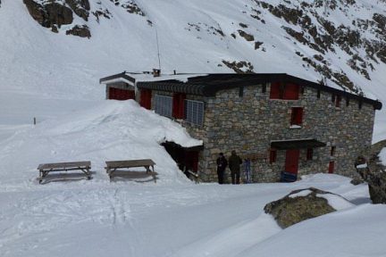 Refuge des Oulettes de Gaube en partie sous la neige