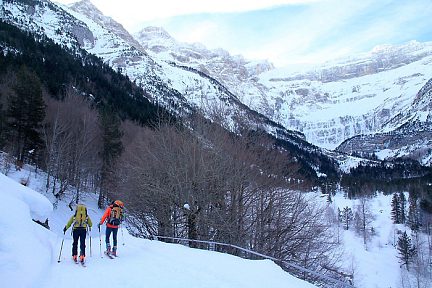 Nous sommes dépassés par des skieurs de randonnée