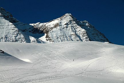 Un skieur de randonnée qui semble bien seul
