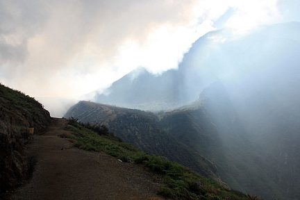 Le sentier qui monte sur le volcan