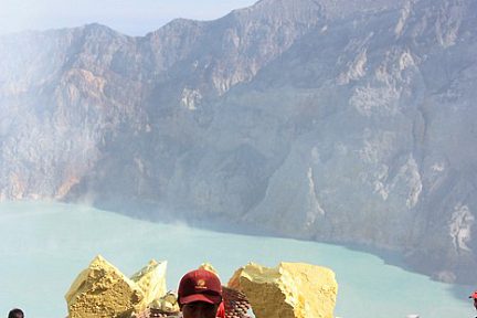 Les porteurs de souffre sur le volcan