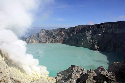 Le lac dans le cratère du volcan