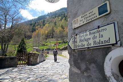 On passe à côté de l'église de Gavarnie