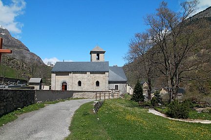 On s'éloigne de l'église de Gavarnie