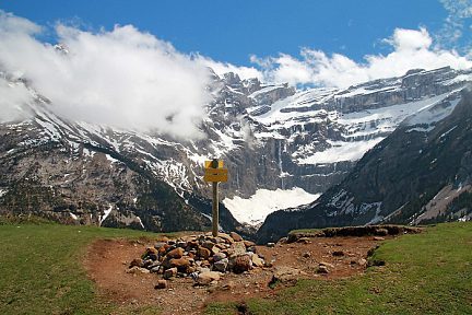 Cairn au milieu du plateau de Bellevue, panorama superbe