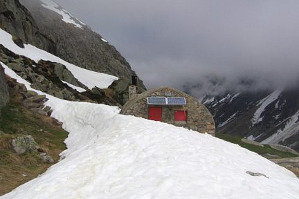 Refuge Ledormeur avec encore un peu de neige