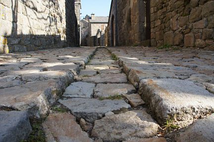 Route pavée de La Garde Guérin