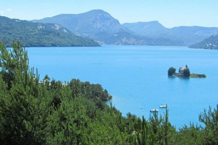 Lac de Serre Ponçon, sud des Alpes françaises