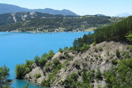 Vue sur le Lac de Serre Ponçon, Alpes de Haute Provence