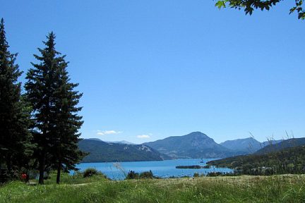 Le Lac de Serre Ponçon, lac artificiel des Hautes Alpes