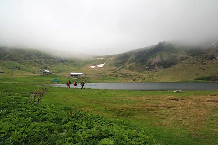 Randonneurs au lac de Vernant