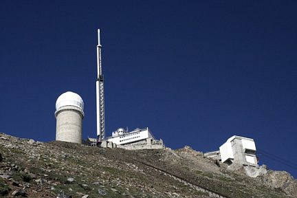 Pic de Midi de Bigorre sous le ciel bleu