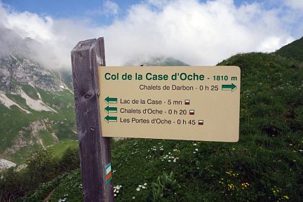 Panneau de direction au col de la Case d'Oche vers les chalets de Darbon