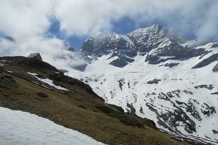 Refuge des Espuguettes et les Astazous enneigés