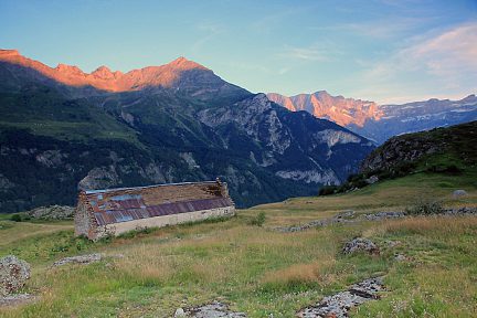 Plateau de Saugué au coucher du soleil, cirque de Gavarnie