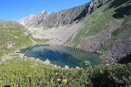 Lac d'Antarrouyes au dessus de la cabane de Cestrède
