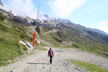 Début de la randonnée sous les remontées mécaniques