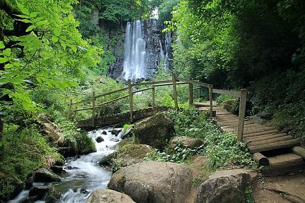 Passerelle en bois devant la cascade de Vaucoux