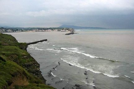Randonnée sur le sentier du littoral dans le Pays Basque