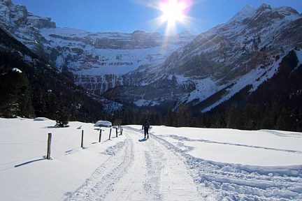 Raquettes à neige dans le cirque de Gavarnie sous un ciel bleu