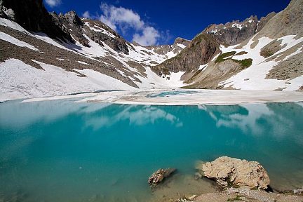 Eau vert-bleu du lac des Béraudes