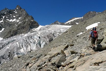 Randonneur en direction du Glacier Blanc, Alpes, Massif des Ecrins